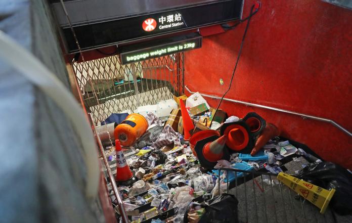 ▲香港地鐵中環站 8 日遭示威者縱火、丟棄垃圾等。（圖／美聯社／達志影像）