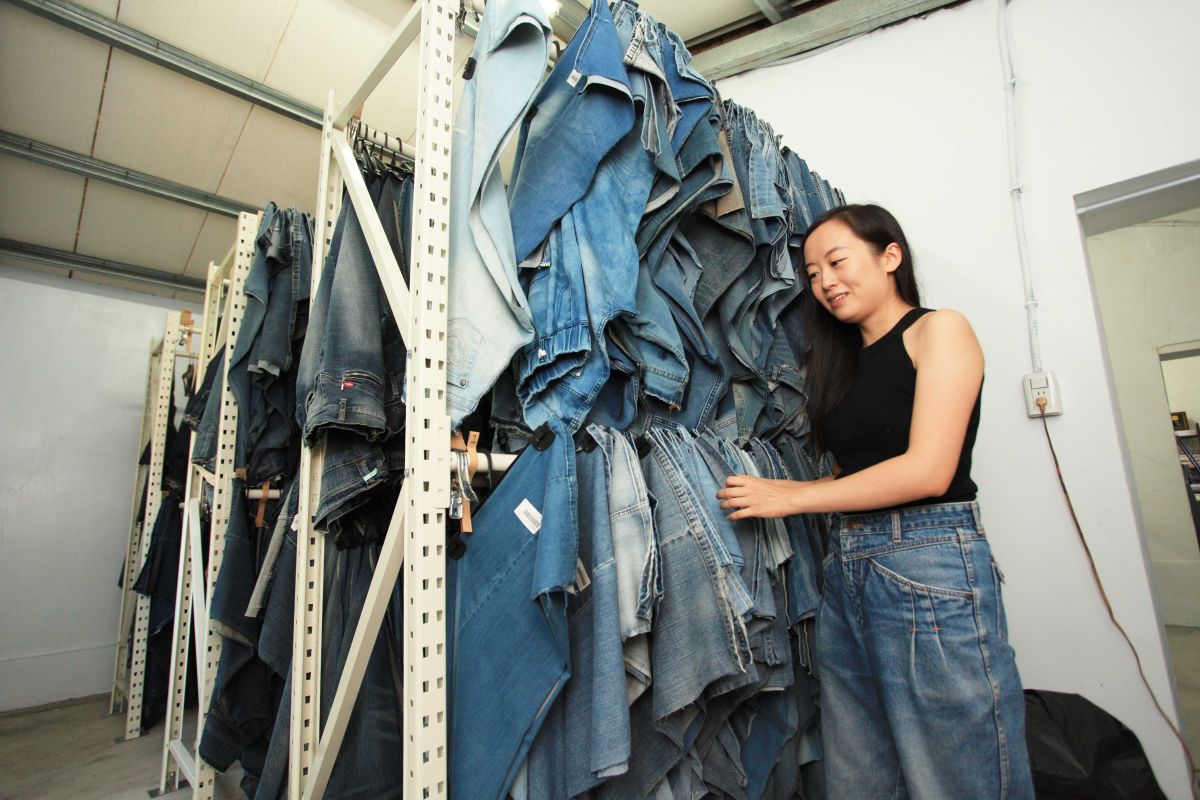 ▲嫁到台灣的張凱琳發現台灣舊衣無法處理情況嚴重，對環境也產生很大負擔，所以想以舊衣改造的方式，達到環保及循環經濟雙贏的目標。（圖／記者李春台攝）