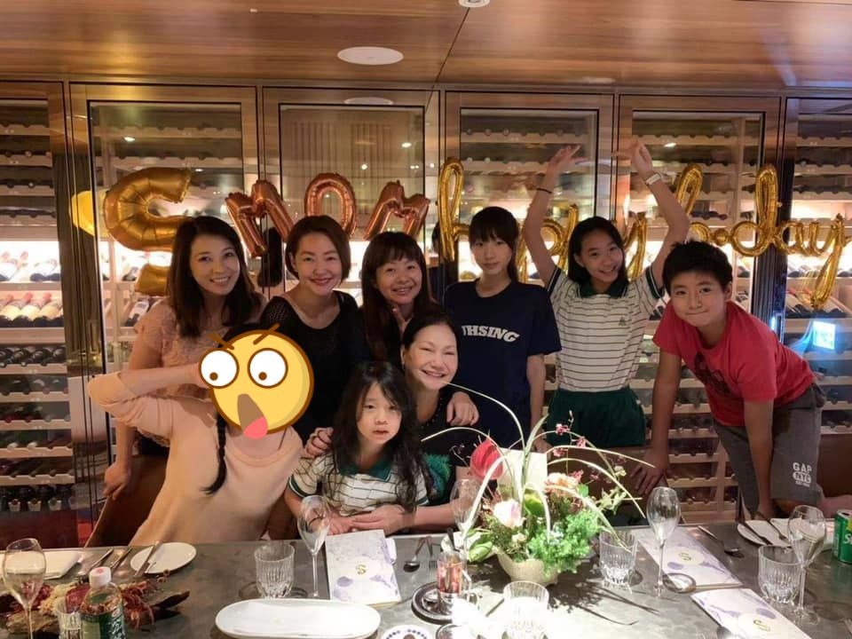 ▲小S分享徐媽慶生會照片，大S少女顏意外成亮點。（圖／翻攝臉書）
