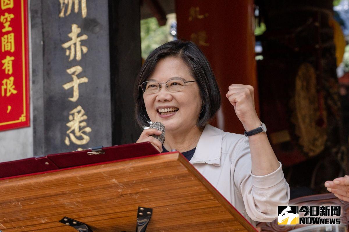 總統蔡英文近來民調頻頻上揚，而高雄市長韓國 頻頻失言，也讓蔡英文撿槍撿到手軟（圖／總統府提供）