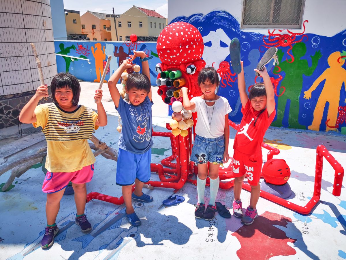 ▲鳥嶼國小師生做了「音樂章魚」地景藝術，將海廢垃圾化身藝術樂器，以「澎海望潮子，鳥嶼愛思客」，讓學生成為能整合運用態度、技能與知識的「愛思客」(ASK)。（圖／吳成夫提供，2019.09.10）