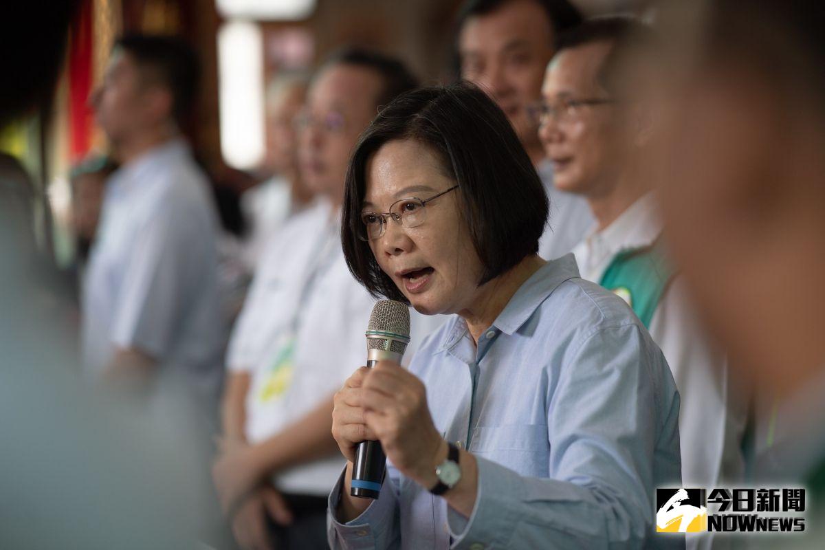 總統蔡英文10日到新竹出席「國軍興安專案陸軍裝甲第542旅月祥樓落成啟用典禮」時表示，部隊是官兵弟兄姊妹的第二個家，她要求國防部成立「興安專案」，加快腳步改善營舍生活水準，讓國軍在訓練後可以充分休息，有回到家的感覺。（圖／總統府提供）