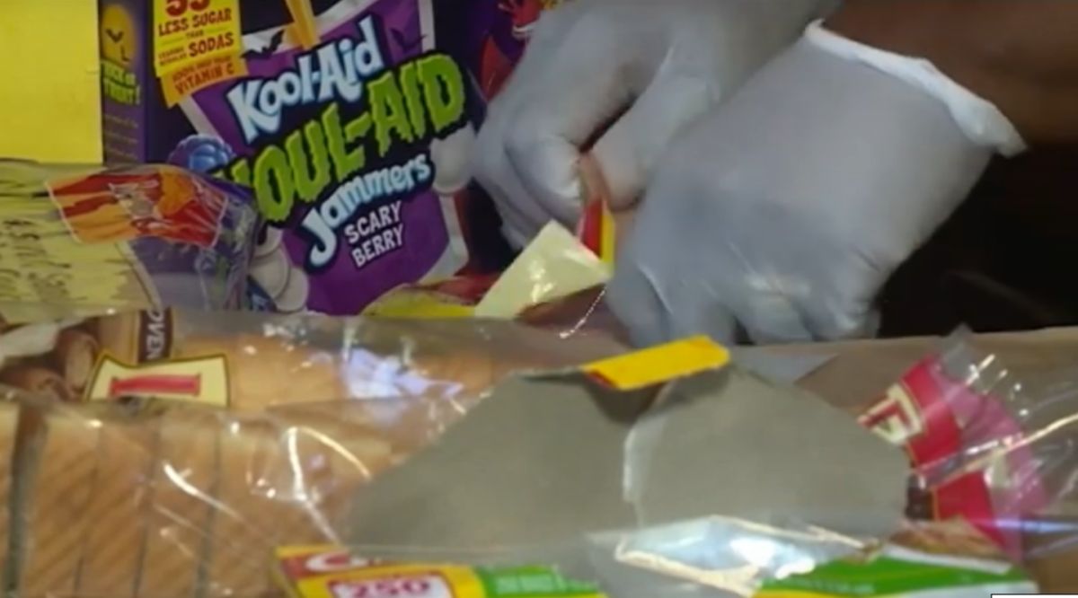 ▲美國一位有 6 個孩子的媽媽安德森，多年來一直藉著提供免費食物照顧社區裡的弱勢孩童，已幫助了數百位社區中的小孩。（圖／擷取自Youtube視頻畫面）
