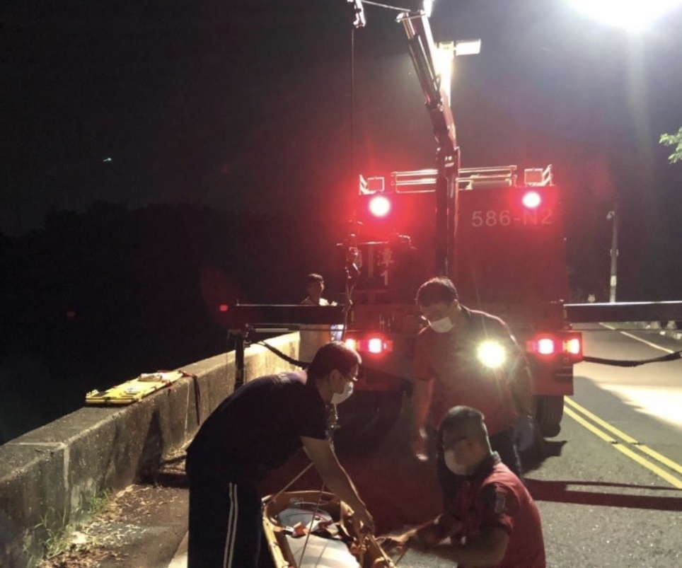 ▲嘉義市消防局9日晚間先打撈出洪女。（圖／記者陳惲朋翻攝 ）