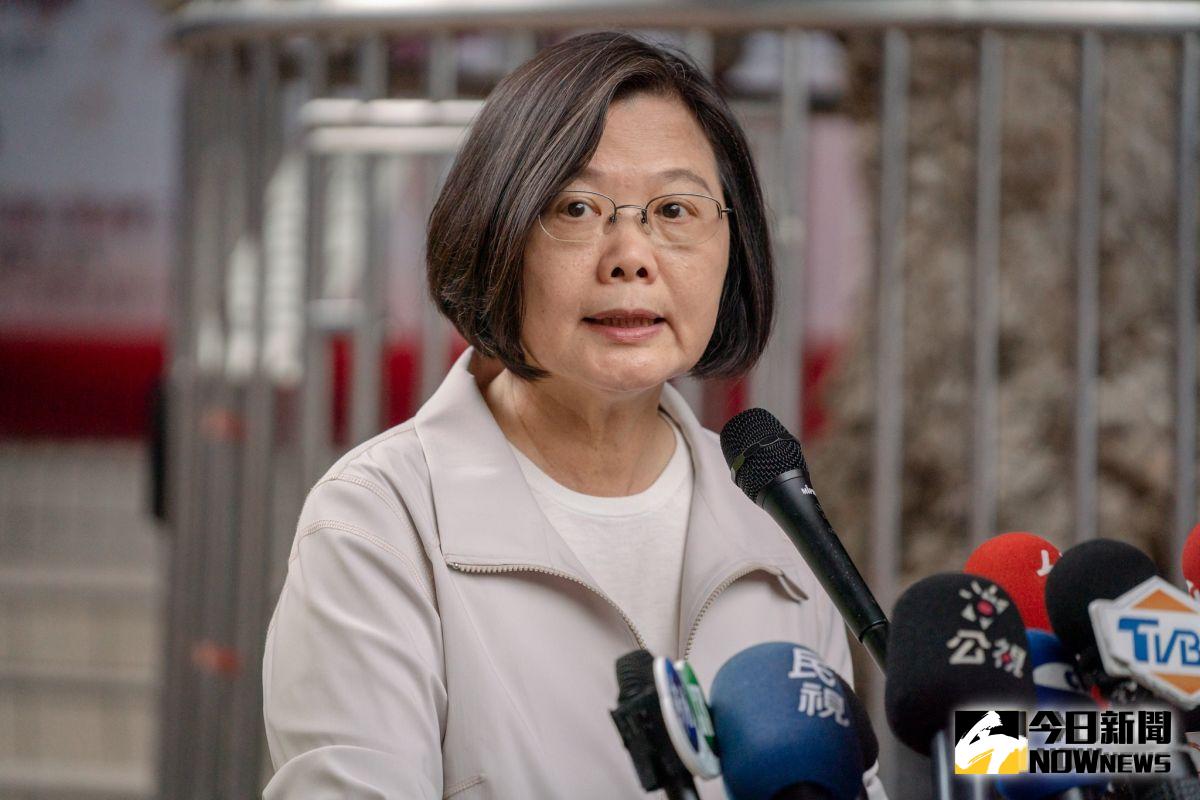 行政院長蘇貞昌10日南下屏東，宣布高鐵將南延到屏東，引發藍營批是蔡政府為選票買票之舉。對此，總統蔡英文受訪時表示，高鐵延伸到屏東是台灣國土整體規劃問題，對打通台灣快速軌道網路的任督二脈非常重要。（圖／總統府提供）