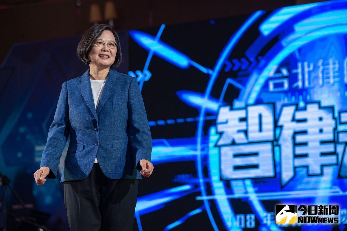 新北市汐止派出所警員薛定岳追車殉職，其女友深夜在臉書向總統蔡英文千字陳情。對此，總統蔡英文10日受訪時表達沈痛之意，還呼籲國人千萬不要酒駕。（圖／總統府提供）