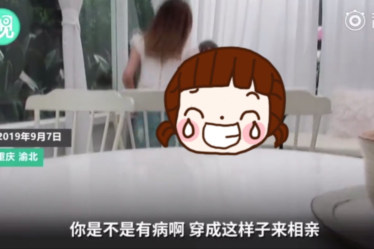 ▲中國大陸重慶市某餐廳裡， 2 名女孩突然鬧得不愉快，其中 1 人甚至氣得掉頭就走。（圖／翻攝自微丟微博）