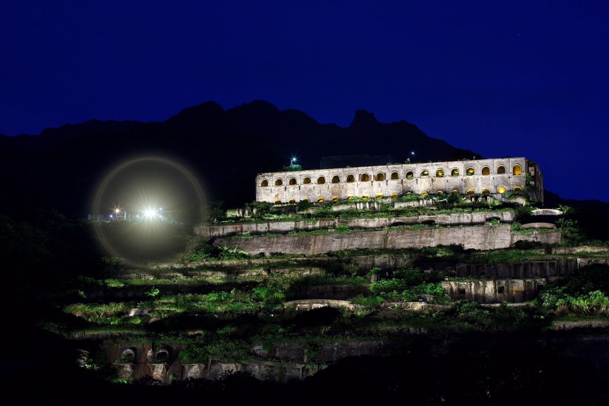 ▲台灣電力公司在今（13）日晚上7點在新北市瑞芳區水湳洞停車場舉辦十三層遺址點燈活動，現場有優人神鼓戶外超大型演出「光明海島」可免費欣賞，歡迎民眾一同參與。(圖/新北市觀光局提供)