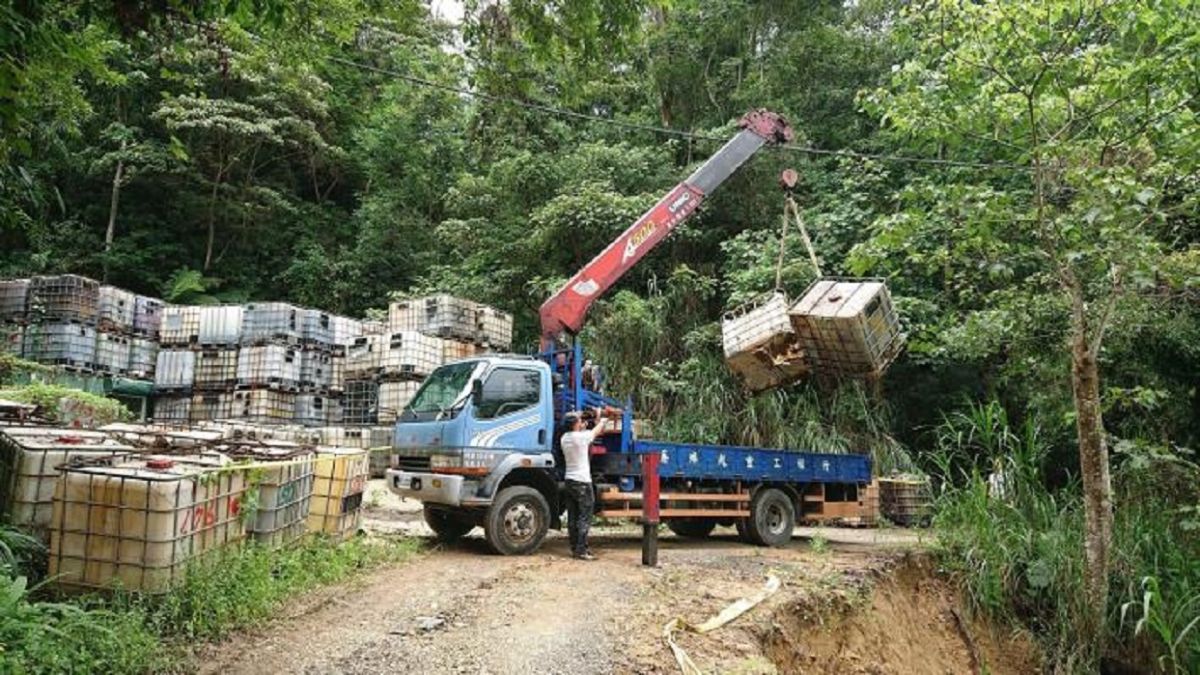 ▲不肖業者在橫山香棄置化學廢液桶，新竹縣政府將動用第二預備金1350萬元清除。（圖／新竹縣政府提供）