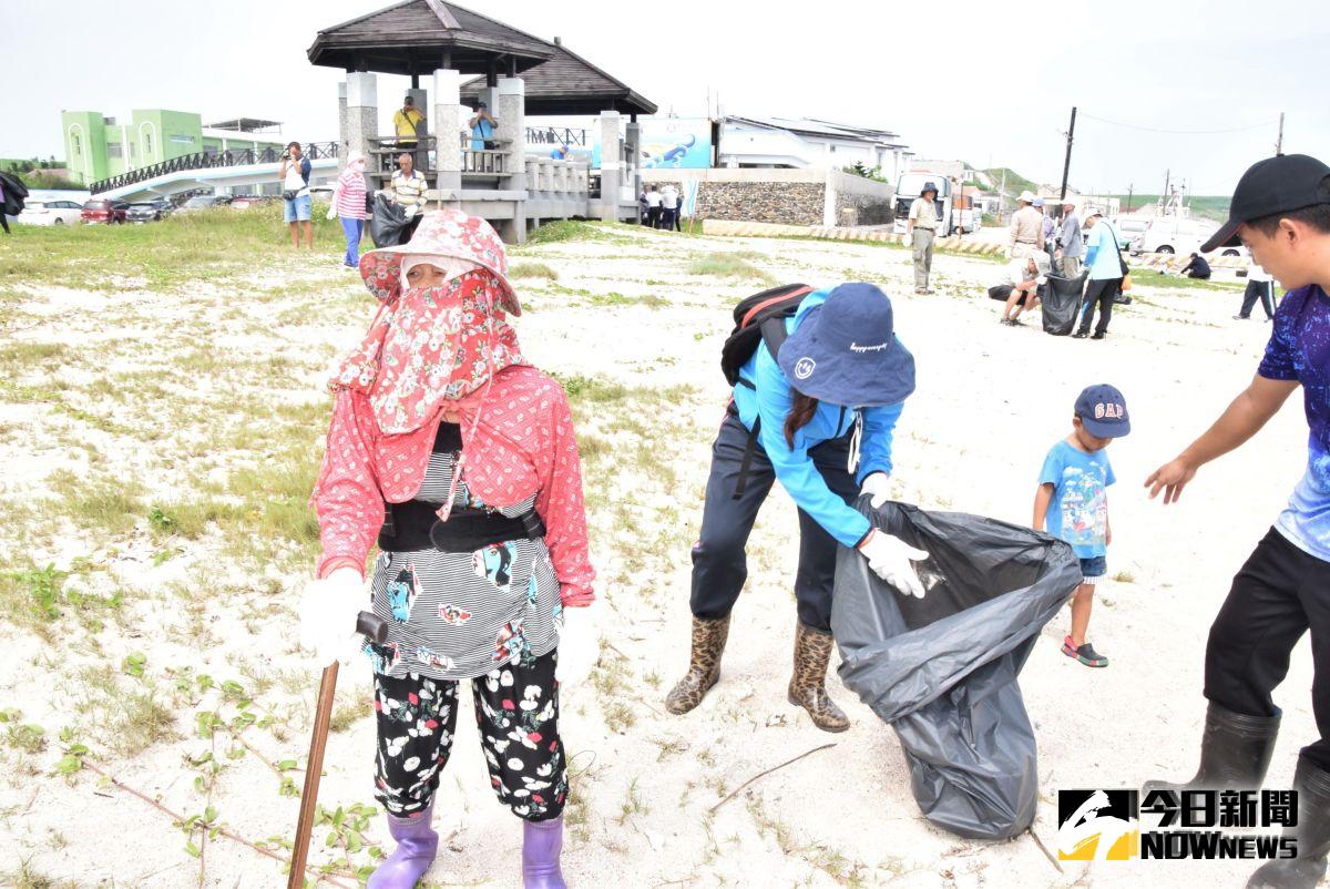 ▲現年84歲陳姓阿嬤到西嶼鄉后螺沙灘參加淨灘活動十分開心。（圖／記者張塵攝，2019.09.10）