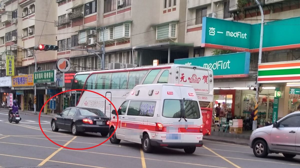 ▲若聞消防車、救護車警號不立即避讓者，處3600元罰鍰並吊銷駕照1年。（圖／新北市交通事件裁決處提供）