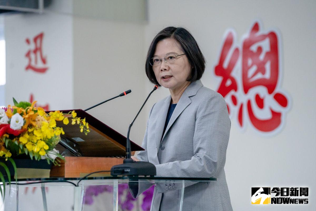 國民黨總統候選人、高雄市長韓國瑜，日前在造勢場合爆粗口，引發各界爭議。對此，總統蔡英文10日表示，要競選總統的人，也應謹慎，一言一行全國人民都會關注。（圖／總統府提供）