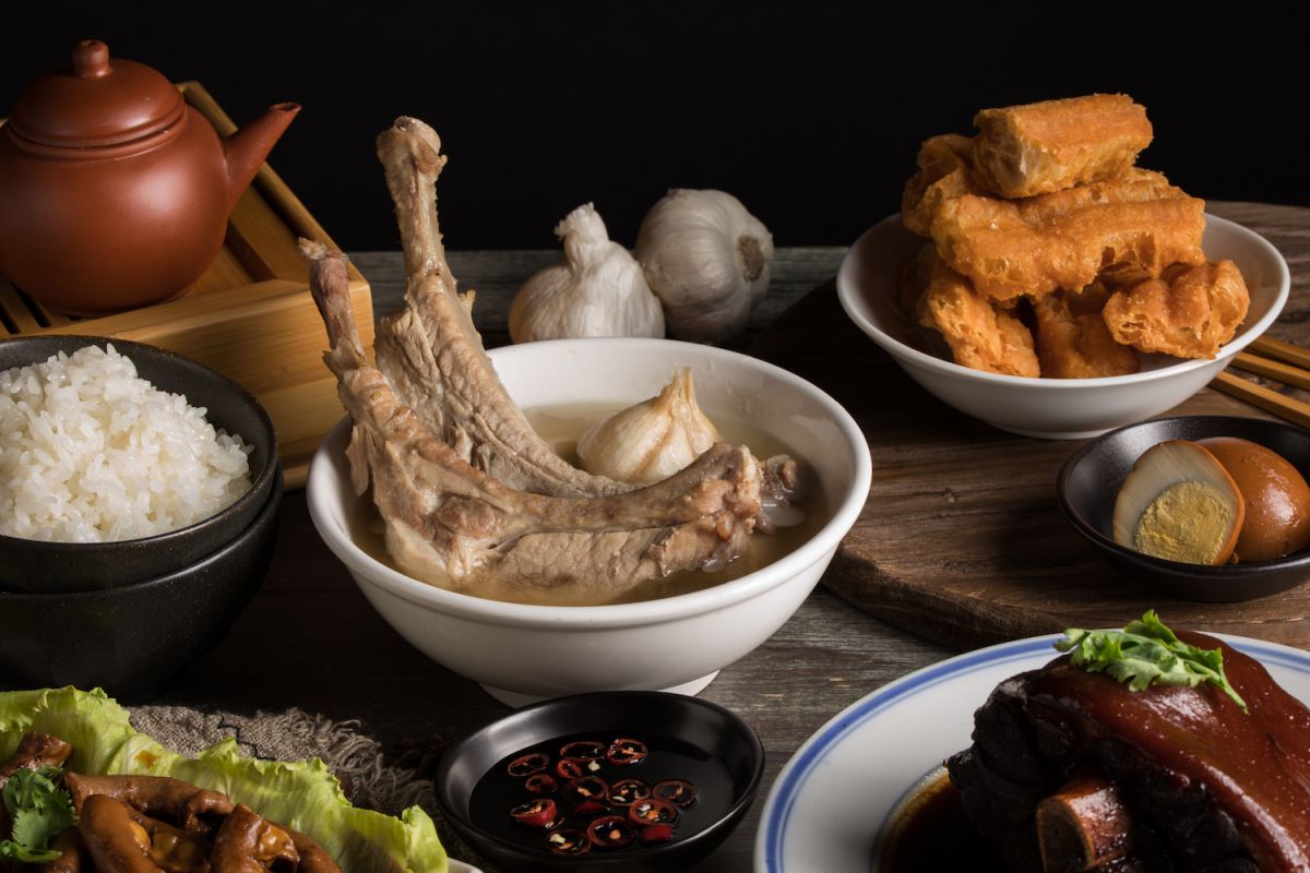 ▲老牌肉骨茶品牌台灣展店，15公分的超大尺寸排骨搭配鮮甜濃厚的湯頭，讓消費者大呼過癮。（圖／業者提供）