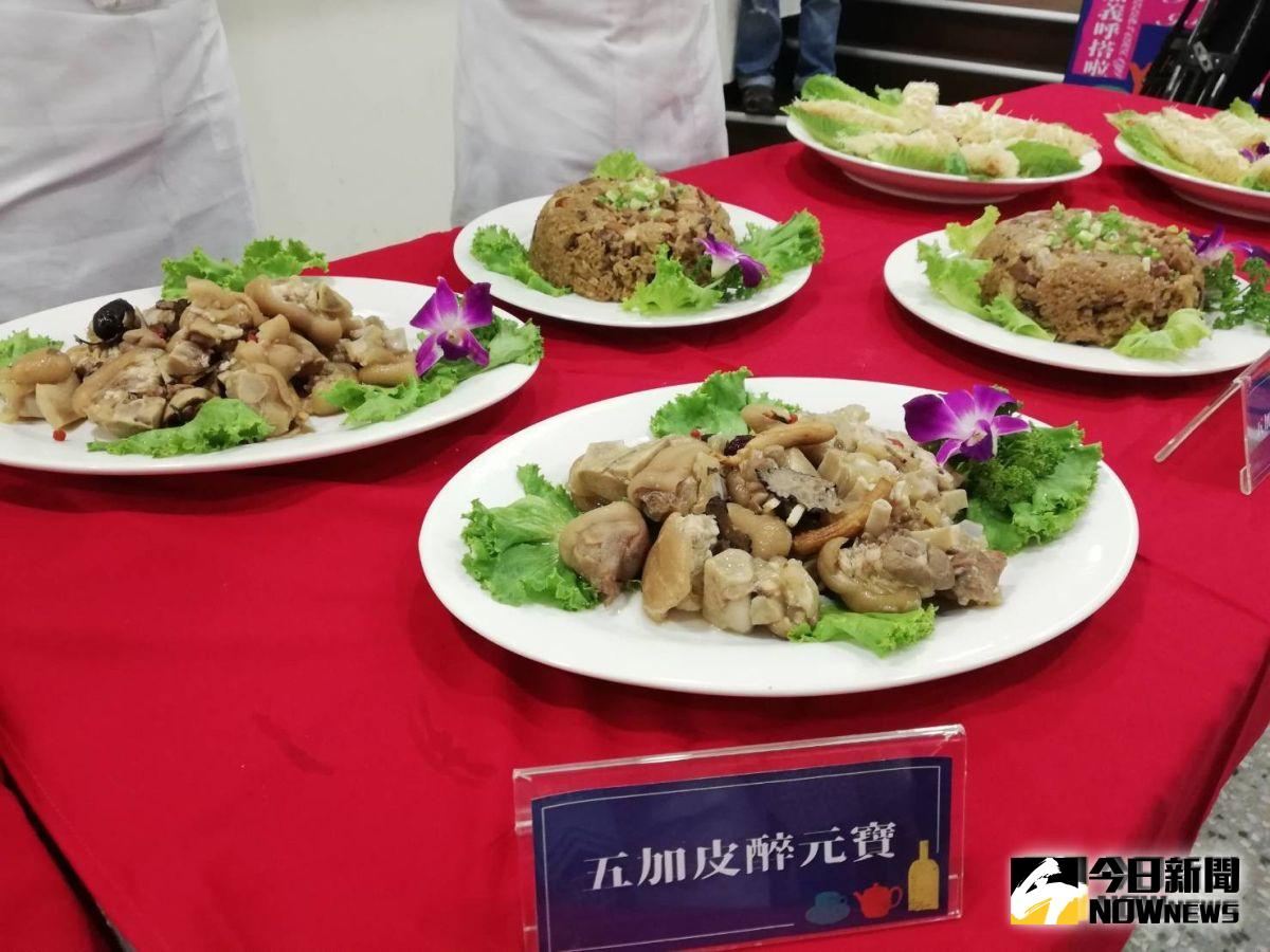 ▲「中秋夜宴」有「五加皮醉元寶」、「紹興醉中蝦」、「竹葉青千絲蝦」、「高粱酒火燒冰淇淋」等十道佳餚，開放個人或整桌預訂。（圖/記者邱嘉琪攝，2019.09.10）