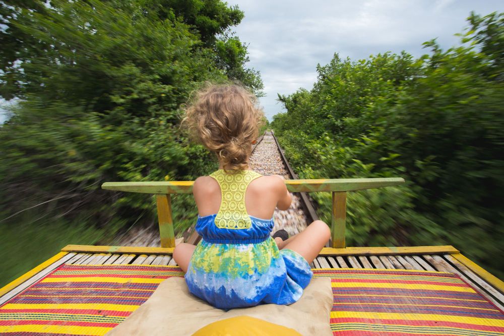 ▲馬德望市的竹火車，長久以來一直都是遊客津津樂道的景點。（圖／shutterstock）
