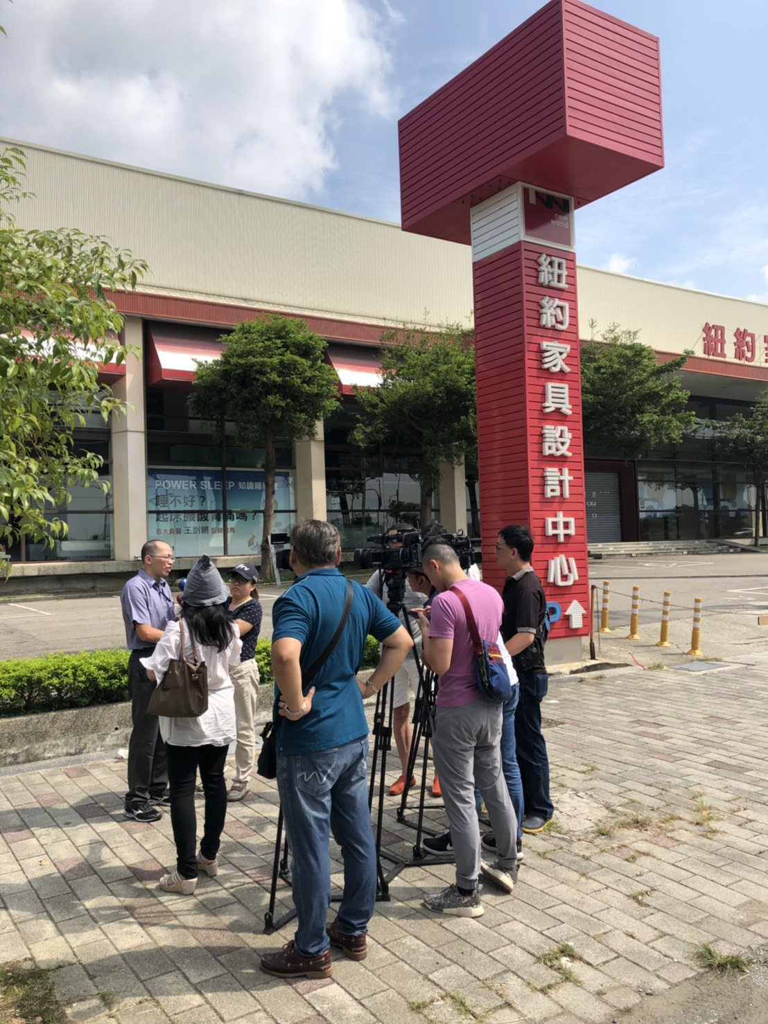 ▲台中環中路一家傢俱展示中心，立委黃國昌批該傢俱賣場中心在國有農地違規使用，消防設備不合格，還是大違建。 (圖／柳榮俊翻攝2019.9.10)