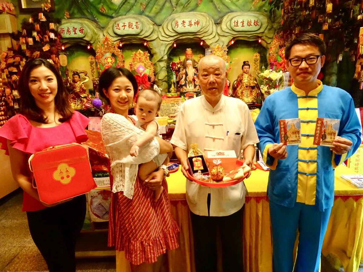 ▲台中慈德慈惠堂奉祀月老尊神很靈驗，多年來已促成千對好姻緣，有人抱著孩子來還願，見證月老神跡。（圖／金武鳳攝，2019.9.10)