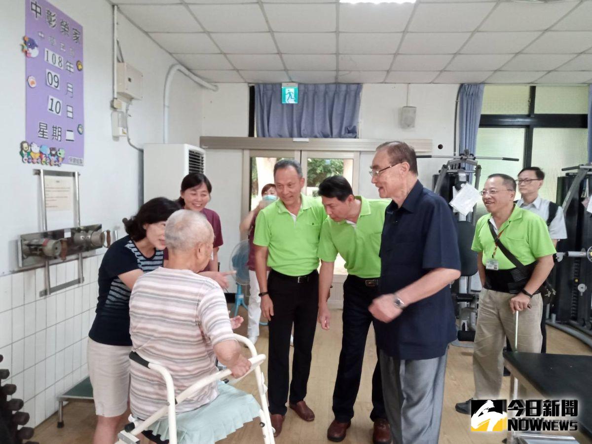 ▲輔導會主任委員馮世寬親訪榮家，巡視家區時一再叮嚀長輩們要注意天氣變化。（圖／記者陳雅芳攝，2019.09.10）