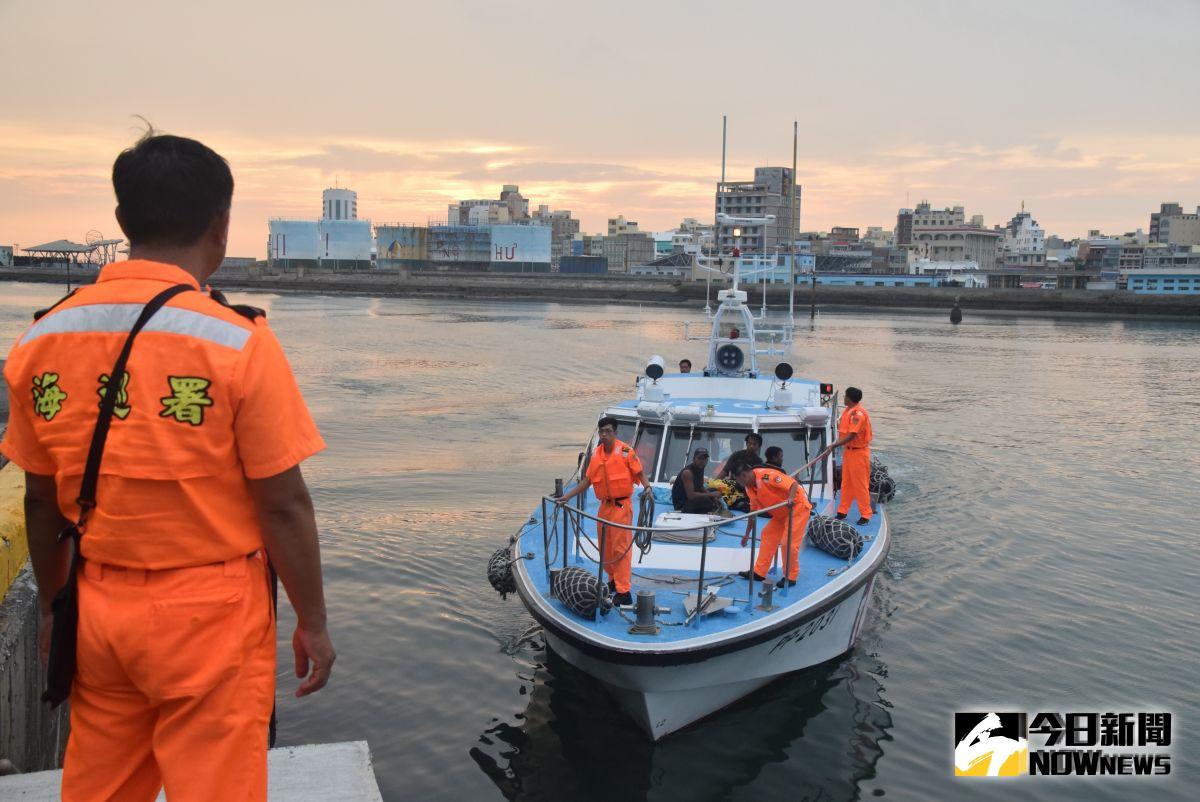 ▲在七美海域作業的3名印籍船員操作網具時發生意外，其中有1人遭到繩索纏繞，造成右小腿整個斷落海中，另2人分別為右手臂、左拇指及腰部受傷。（圖／記者張塵攝，2019.09.10）