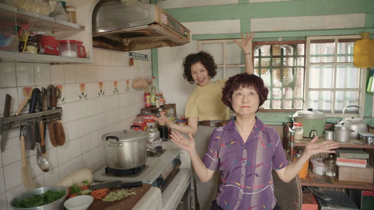 ▲楊麗音（右）把《俗女養成記》裡頭的阿嬤演得絲絲入扣。（圖／華視提供）