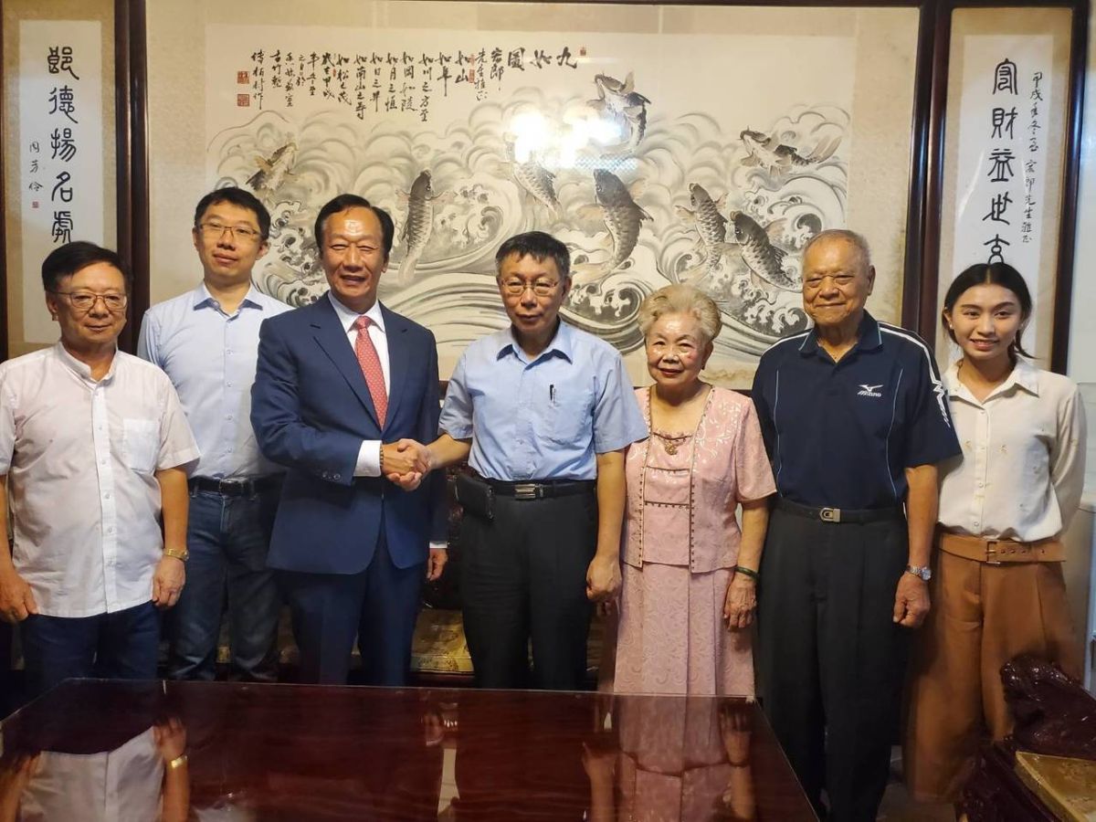 ▲郭台銘送柯文哲父母月餅藏有 4 張紙條，上頭寫的「16 字箴言」也隨之曝光。（圖／郭台銘陣營提供）