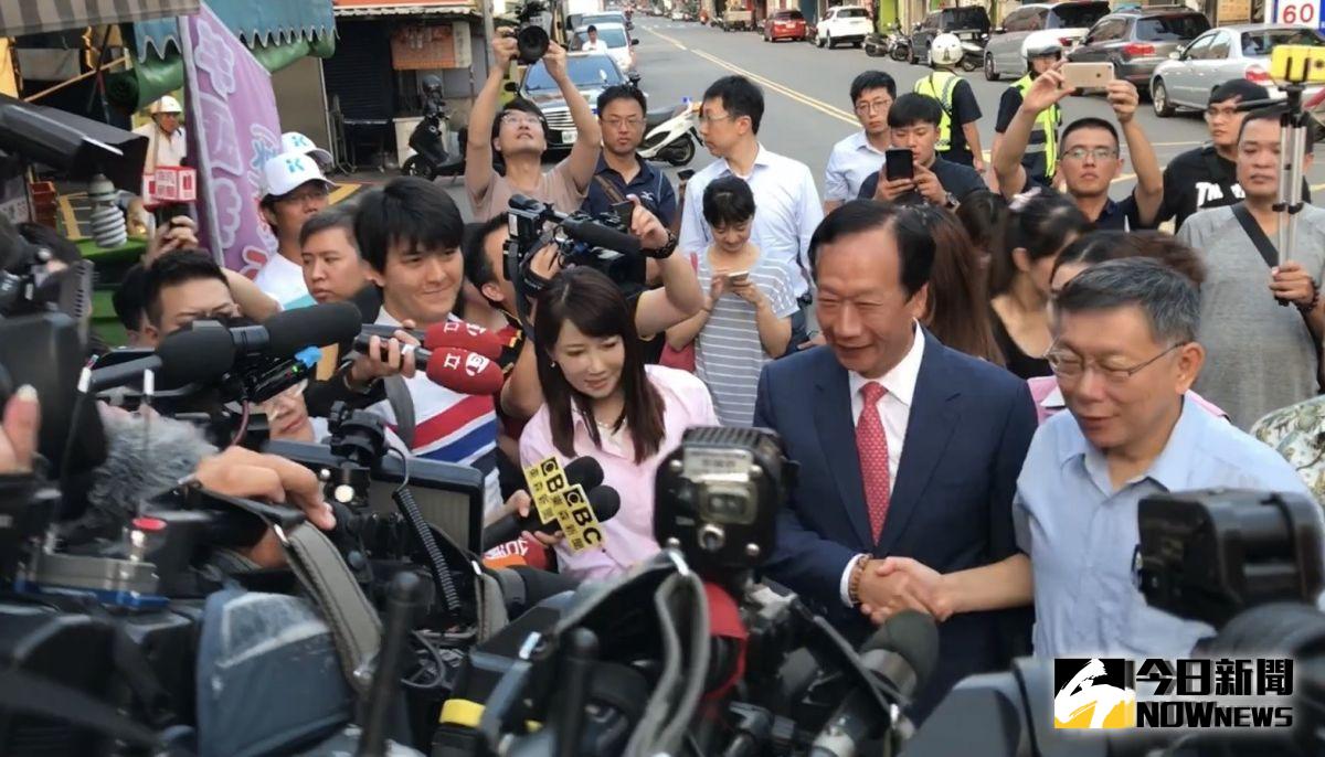 ▲郭台銘與柯文哲相約在清晨前往新竹城隍廟參拜，吸引大批媒體。（圖／記者常似虎攝，2019.09.11）