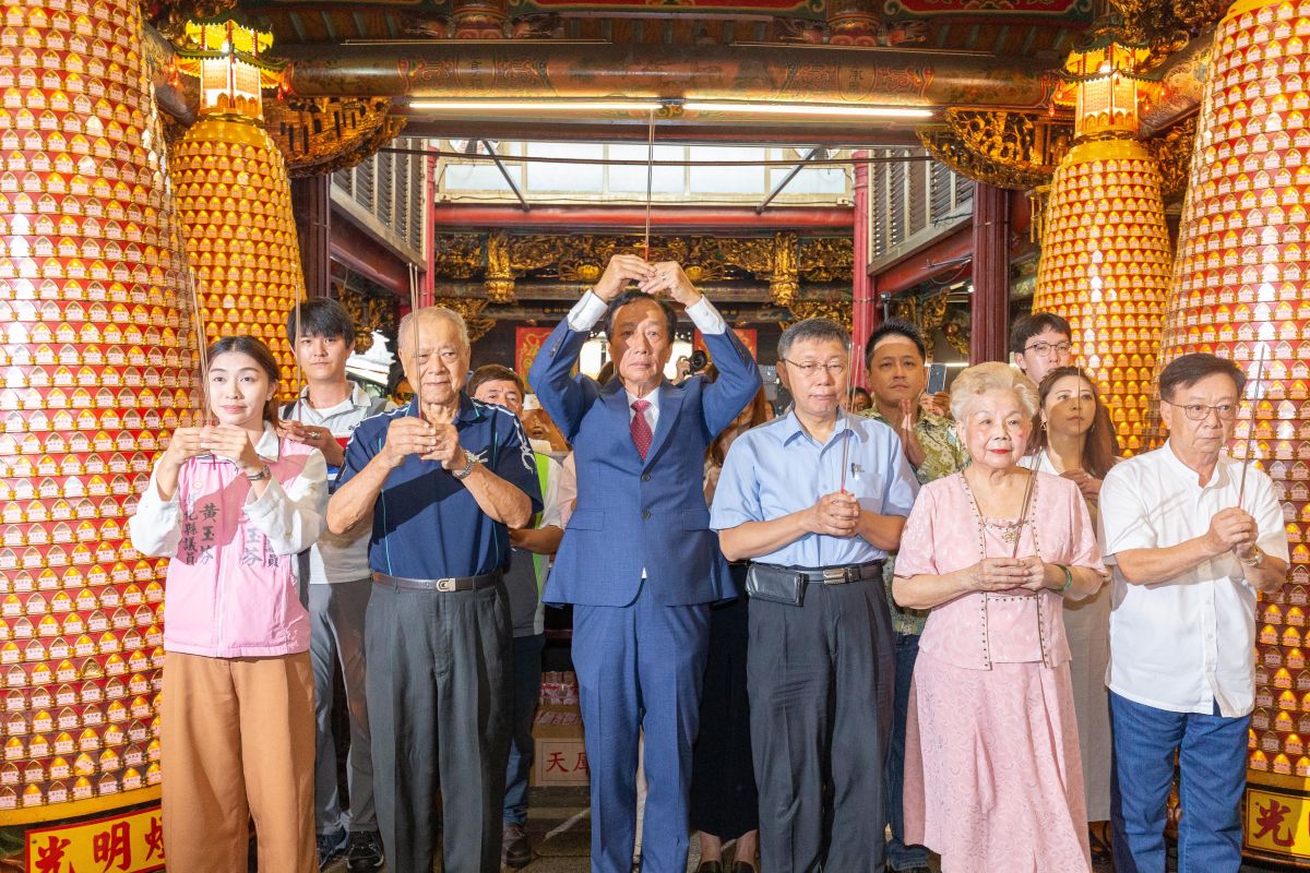 ▲郭台銘與柯文哲相約在清晨前往新竹城隍廟參拜，吸引大批媒體。（圖／台灣民眾黨提供）