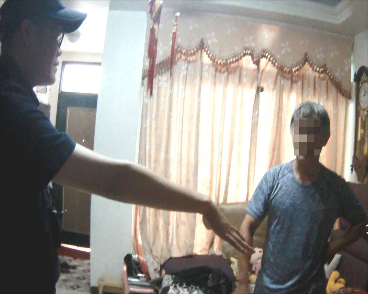 ▲聽到電話那頭傳來「爸爸救我！」的呼救聲，楊姓男子差點就要將60萬元匯出去救兒子。（圖／大園分局提供）