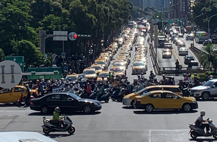 抗議交通部對Uber放水　逾3千計程車「慢行」包圍行政院

