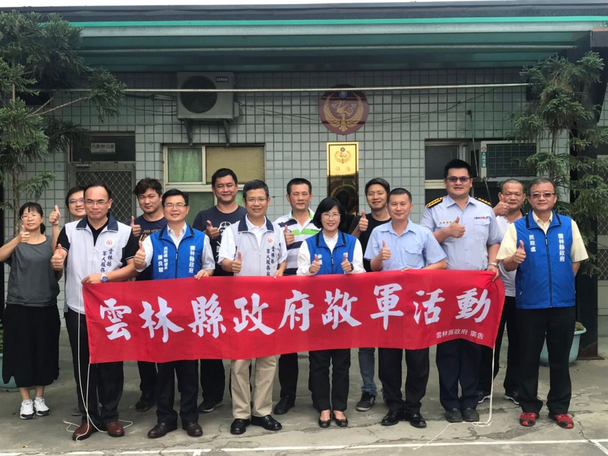 ▲雲林縣政府參議黃玉霜及雲林縣軍人服務站站長劉訓誠等人，中秋節慰勞海巡護家園。（圖／記者洪佳伶攝）