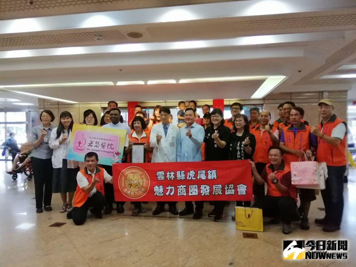 ▲若瑟醫院李聰明院長帶領若瑟團隊，感謝虎尾魅力商圈發展協會與鎮長丁學忠、雲林縣議員黃美瑤及林文彬等人的傳遞溫暖的善舉。（圖／記者洪佳伶攝，2019.09.11）