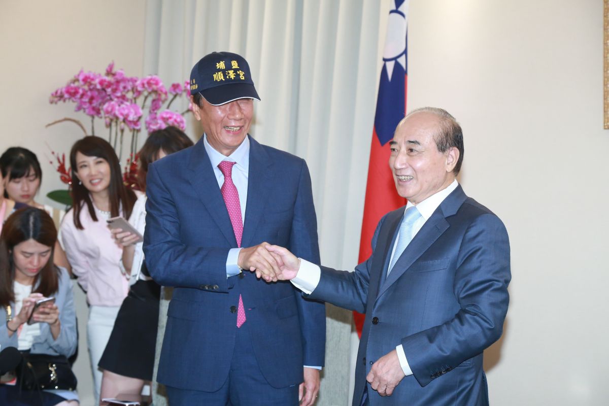 ▲郭台銘特地赴立法院送王經平藏有16字的月餅，而王金平則回贈「冠軍帽」。（圖／記者葉政勳攝 2019.09.11）