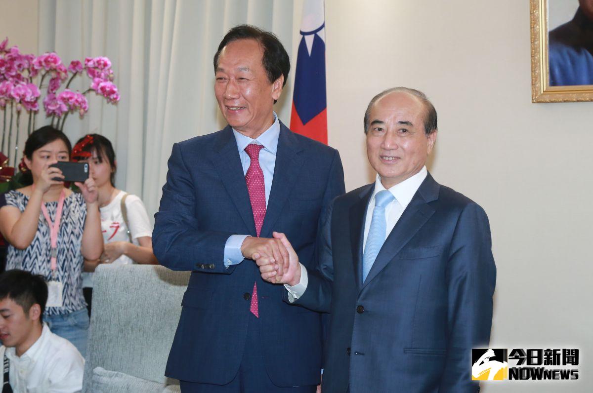 ▲鴻海創辦人郭台銘拜會前立法院長王金平，送上中秋月餅。（圖／記者葉政勳攝 , 2019.09.11）