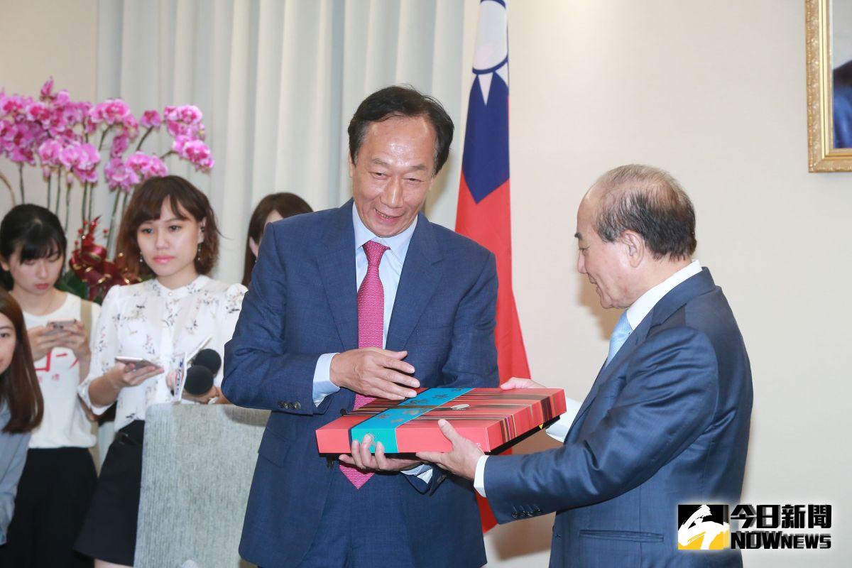 ▲鴻海創辦人郭台銘拜會前立法院長王金平並送上中秋月餅。（圖／記者葉政勳攝 , 2019.09.11）