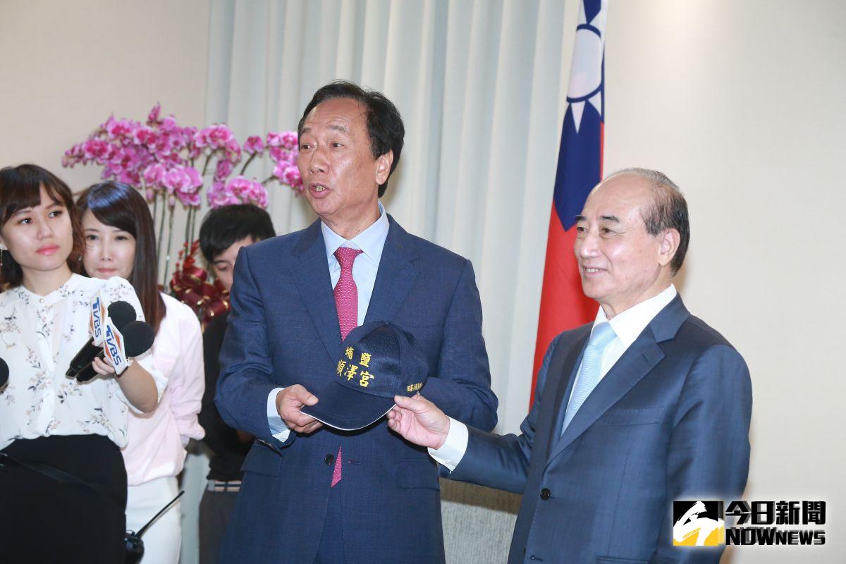 ▲鴻海創辦人郭台銘拜會前立法院長王金平並送上中秋月餅，王金平也有準備回禮送上近期爆紅順澤宮的帽子。（圖／記者葉政勳攝 , 2019.09.11）