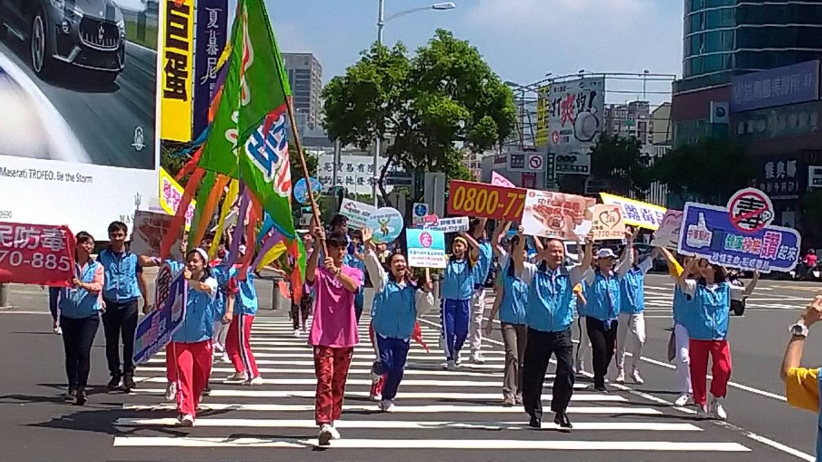 ▲毒防局長阮清陽與中華藝校舞者們拿著反毒、關懷標語，以走秀的方式，向駕駛們宣導拒毒的意象。（圖／記者蔡佳宏攝,2019.09.11）