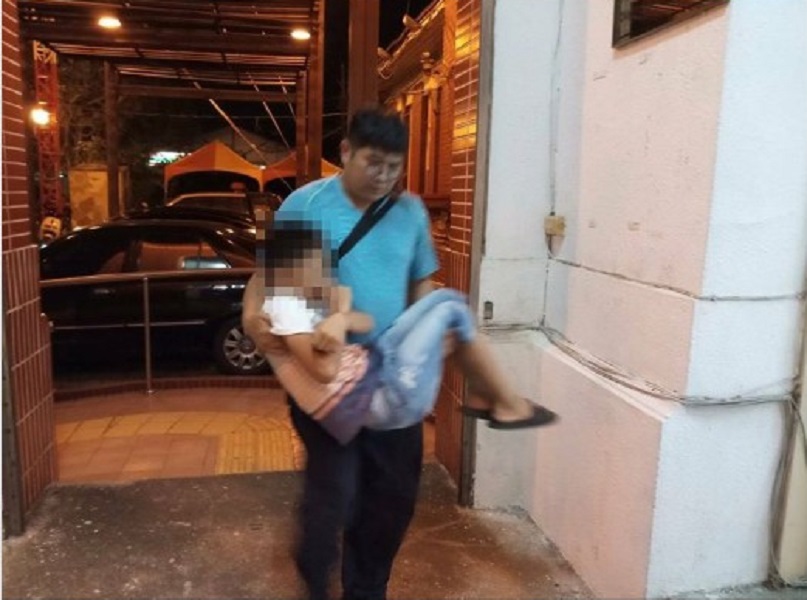 ▲嘉義縣警察局暖心員警，下班後仍協尋找到失踪孩童，並以公主抱方式安全送回家。（圖／記者陳惲朋翻攝）