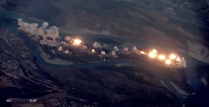 ▲伊斯蘭國（ ISIS ）出沒的伊拉克卡努島，遭美軍昨（ 10 ）日大規模空襲，投下 36 公噸炸彈「地毯式轟炸」。（圖／翻攝自推特 @OIRSpox ）