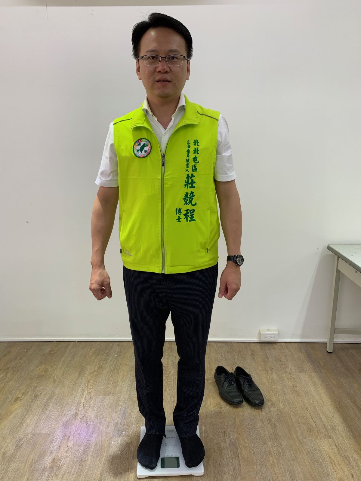 ▲`「腫秋大挑戰」被點名的第五選區（北北屯區）立委參選人莊競程站上體重計。 (圖／莊競程提供2019.9.11)