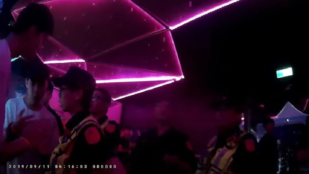 ▲台中市警方趕往夜店將滋事者逐一揪出。（圖／警方提供）