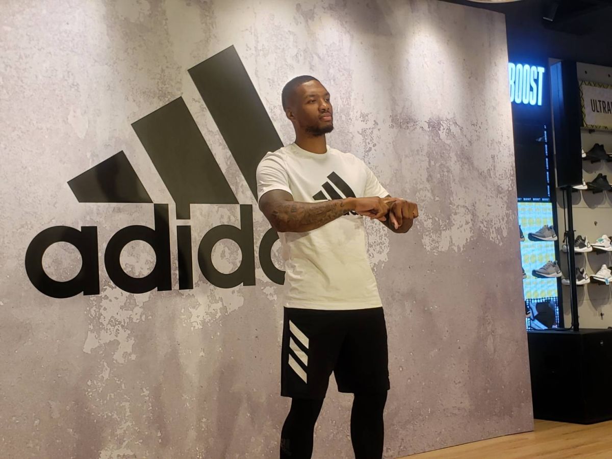 美國職籃NBA波特蘭拓荒者球星里拉德（DamianLillard）來台訪問，11日在台北出席知名運動品牌門市開幕活動，現場回應媒體提問。（圖／黃建霖攝）