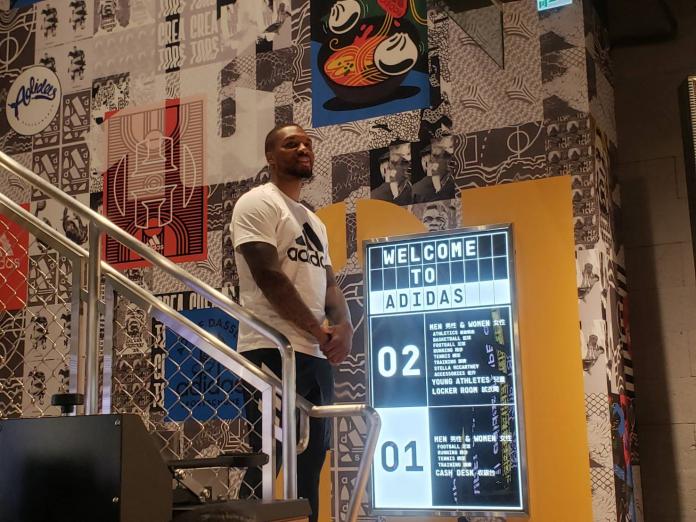 美國職籃NBA波特蘭拓荒者球星里拉德（DamianLillard）來台訪問，11日在台北出席知名運動品牌門市開幕活動，現場回應媒體提問。（圖／黃建霖攝）