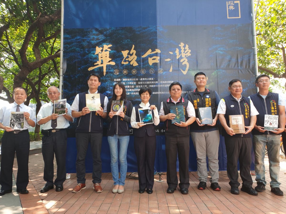 ▲今天起在台中市市民廣場紅磚道上舉辦的篳路台灣攝影展，由文化局副局長施純福主持揭幕。（圖／金武鳳攝，2019.9.11)