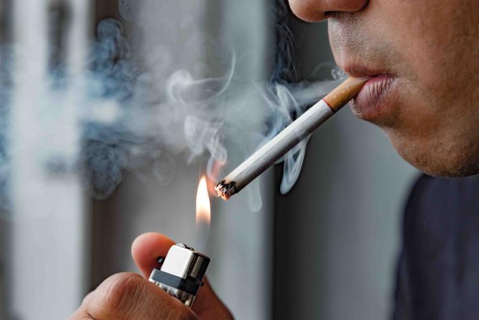 ▲消基會進行喬裝測試、發現29%的業者沒有查驗疑似未成年顧客的證件就直接販售菸品。（示意圖／Shutterstock）