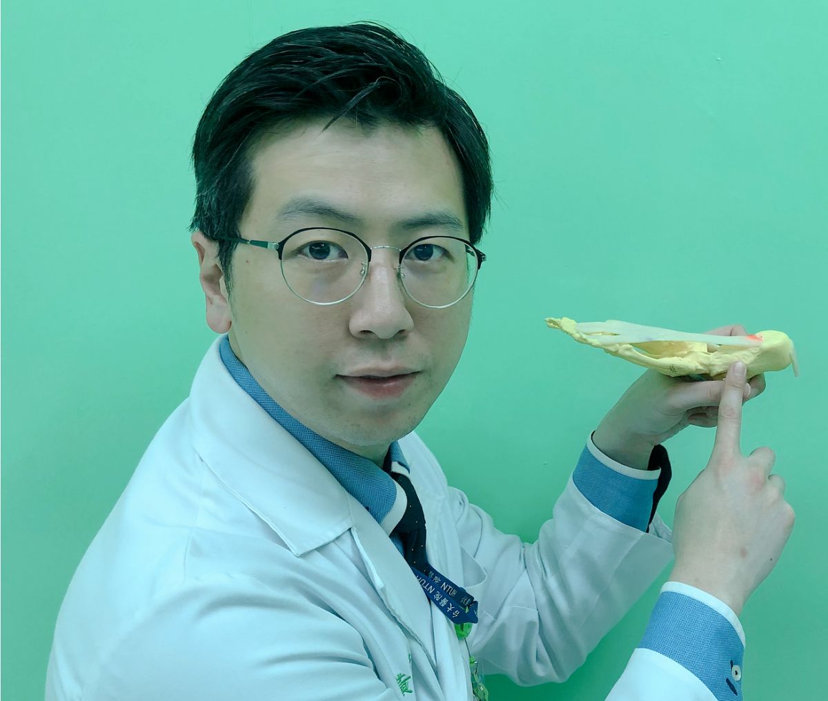 ▲骨科醫師黃鼎鈞指出足底筋膜炎病灶所在。（圖／台大醫院竹東分院提供）