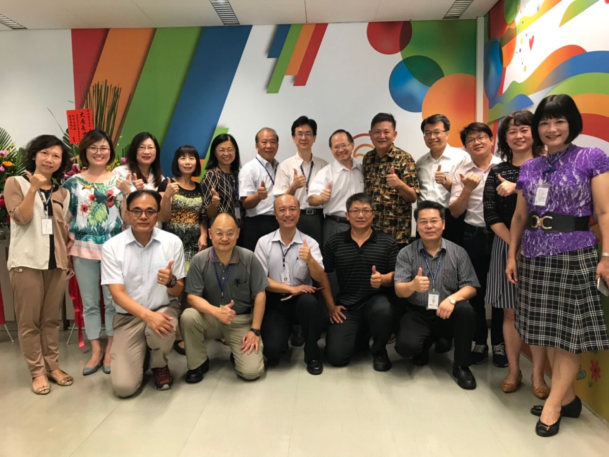 ▲台中市政府新上任社會局長彭懷真(後排右五)與局內同仁合影。 (圖／社會局提供2019.9.11)