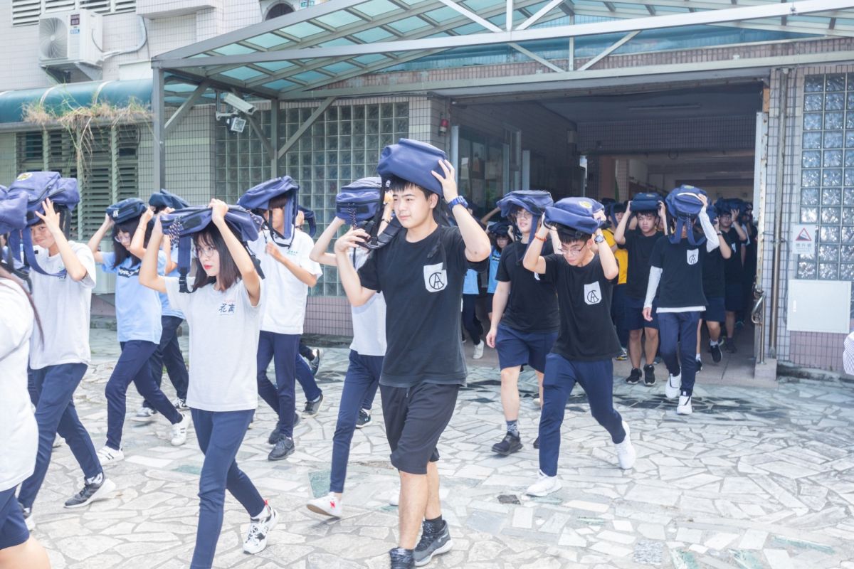 ▲為因應「國家防災日」，花蓮商校今年被選中實施地震避難演練，學生們動作迅速確實，受到好評。（圖／記者鄭志宏攝）