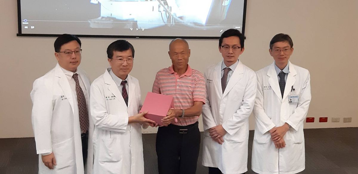 ▲患有原發性顫抖症的周老先生，經神波刀治療後，不再為顫動所苦，今天前往致謝。（圖／中國附醫提供）