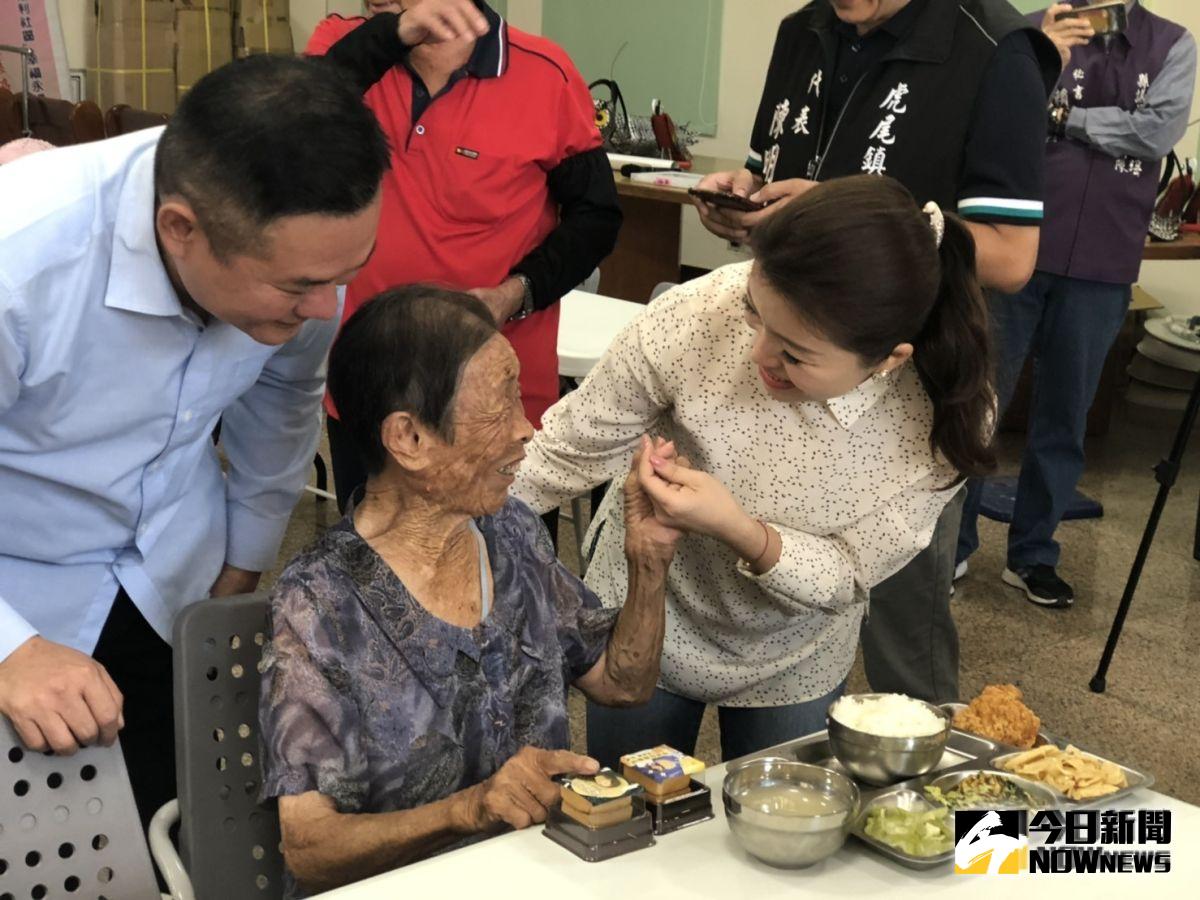 ▲長輩們也開心地拉著張嘉郡介紹菜色、話家常。（圖／記者蘇榮泉攝，2019.09.11）