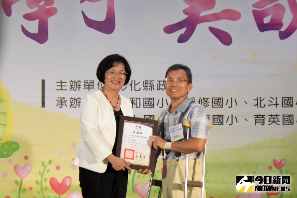 ▲和美實驗學校退休的藝術教師蔡啟海退而不休，獲得「教育奉獻獎」表揚。（圖／記者陳雅芳攝，2019.09.11）
